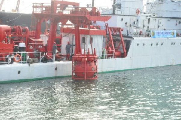 Părinţii tinerilor morţi la Tuzla, în lacrimi la Ziua Scafandrilor